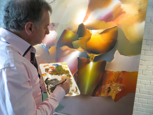 kunstschilderij Arie Koning maakt een schilderij met warme kleuren in opdracht